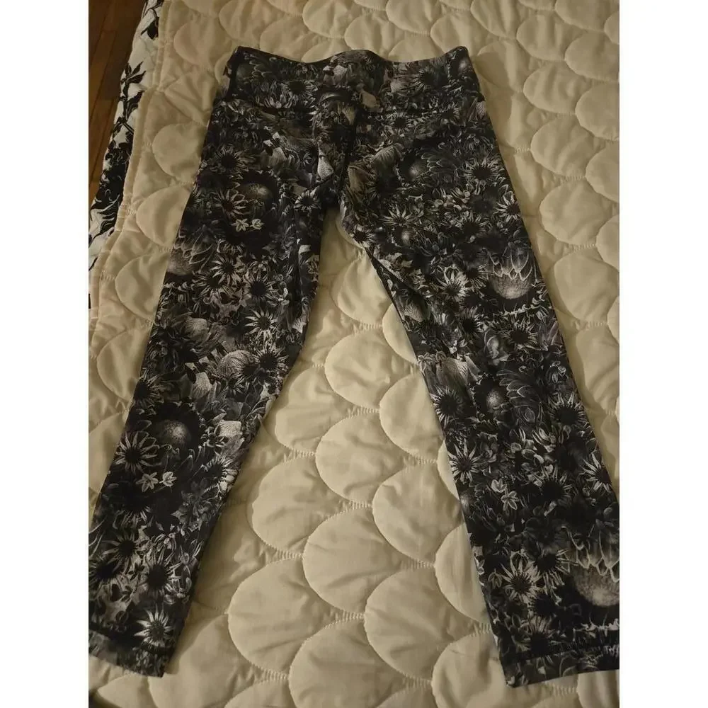 Lululemon Women's Black and White Floral Leggings cropped Size 6